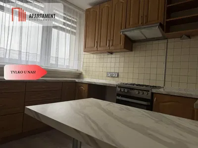 Kuhinja; kućanski aparati, drveni pod, prirodna svjetlost, moderan stil