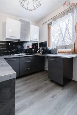 Kuchyně; kuchyňské spotřebiče, dřevěná podlaha, přirozené světlo, moderní styl