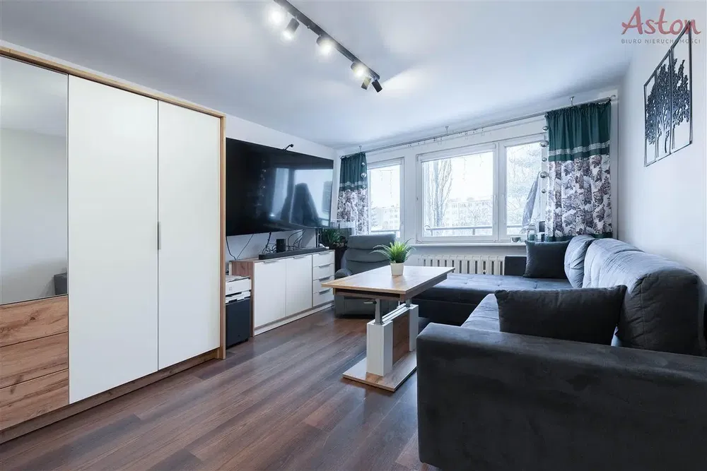 Kuchyně; kuchyňské spotřebiče, dřevěná podlaha, přirozené světlo, moderní styl