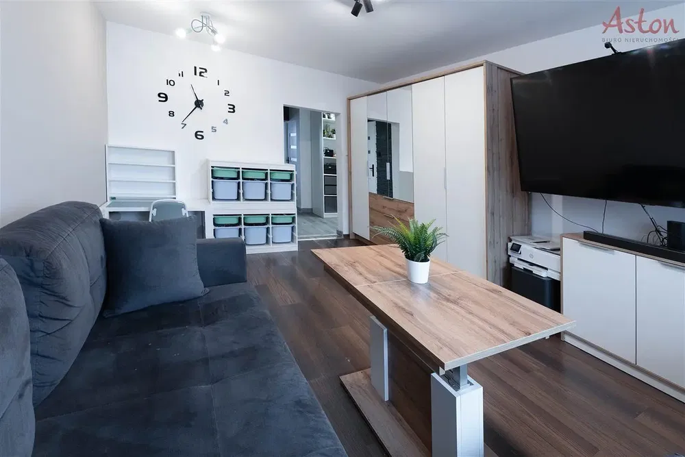 Kuchyně; kuchyňské spotřebiče, dřevěná podlaha, přirozené světlo, moderní styl