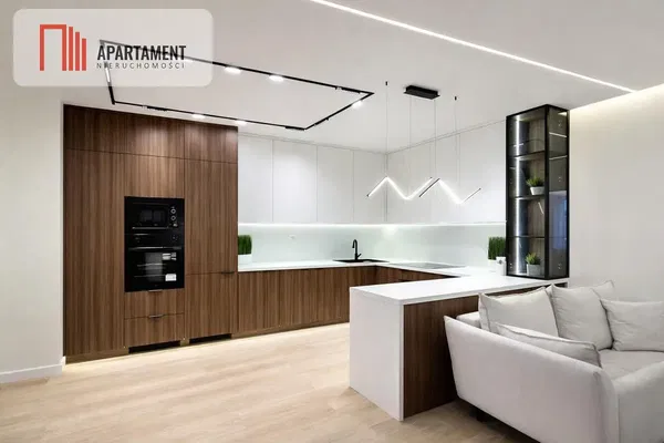 Kuhinja; kućanski aparati, drveni pod, prirodna svjetlost, moderan stil