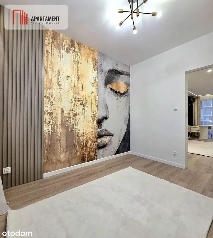 Kuchyně; kuchyňské spotřebiče, dřevěná podlaha, přirozené světlo, moderní styl