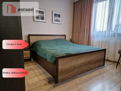 Oturma odası; ahşap zemin, doğal ışık, modern stil