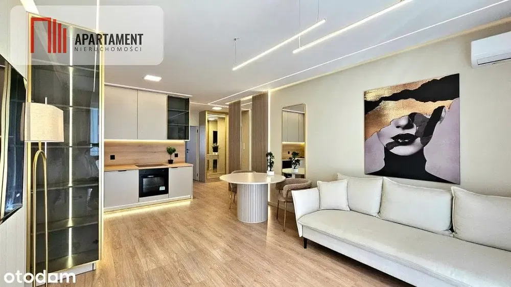 Kuhinja; kućanski aparati, drveni pod, prirodna svjetlost, moderan stil