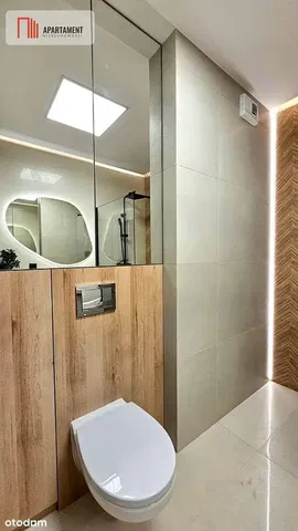 Кухиња; кухињски апарати, дрвени под, природно светло, модерни стил