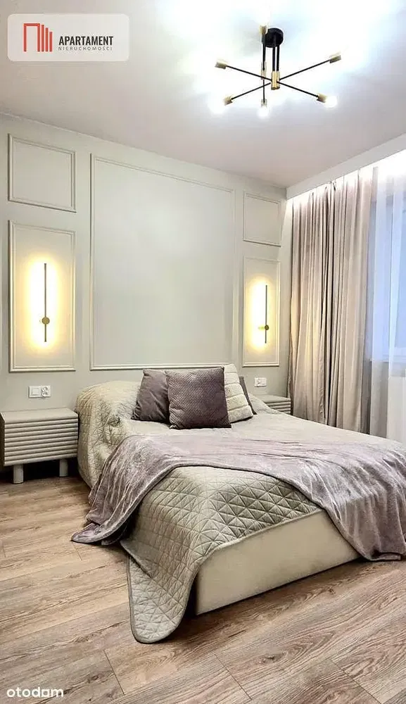 Kuchyně; kuchyňské spotřebiče, dřevěná podlaha, přirozené světlo, moderní styl