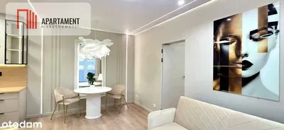 Obývací pokoj; dřevěná podlaha, přirozené světlo, moderní styl