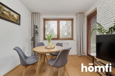 Cucina; elettrodomestici, pavimento in legno, luce naturale, stile moderno