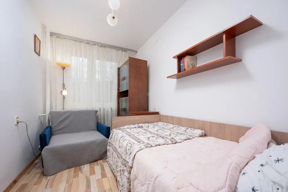 Mutfak; mutfak aletleri, ahşap zemin, doğal ışık, modern stil