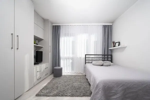 Kuhinja; kućanski aparati, drveni pod, prirodna svjetlost, moderan stil