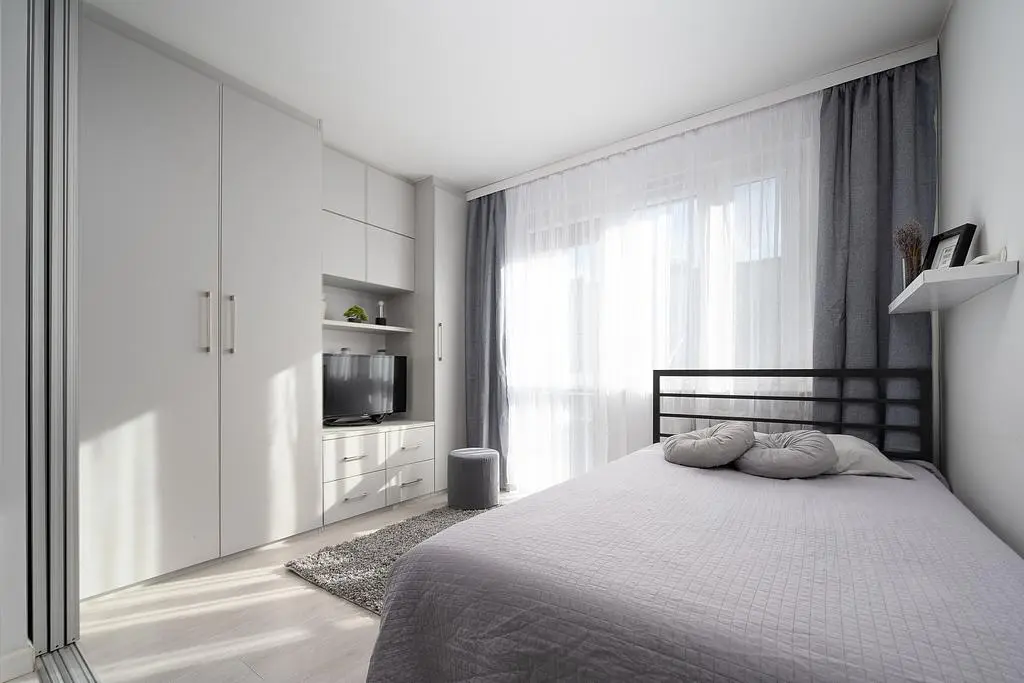 Kuhinja; kućanski aparati, drveni pod, prirodna svjetlost, moderan stil