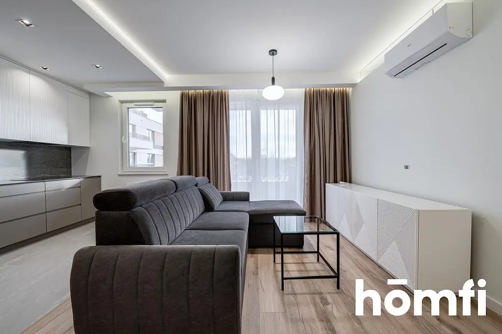 Oturma odası; ahşap zemin, doğal ışık, modern stil