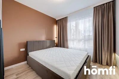 Mutfak; mutfak aletleri, ahşap zemin, doğal ışık, modern stil