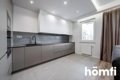 Mutfak; mutfak aletleri, ahşap zemin, doğal ışık, modern stil