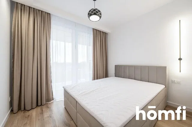 Кухиња; кухињски апарати, дрвени под, природно светло, модерни стил