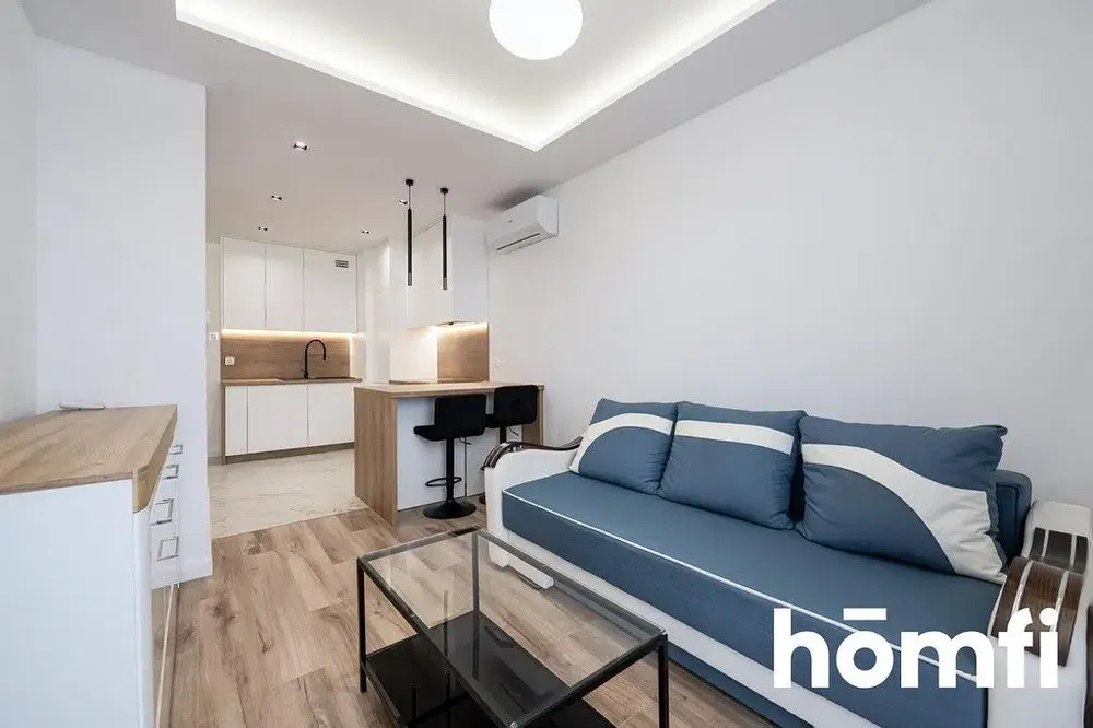 Mutfak; mutfak aletleri, ahşap zemin, doğal ışık, modern stil