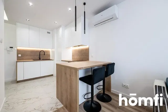 Кухиња; кухињски апарати, дрвени под, природно светло, модерни стил