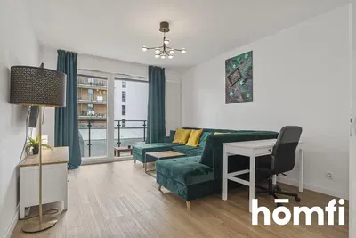 Keuken; keukenapparatuur, houten vloer, natuurlijk licht, moderne stijl