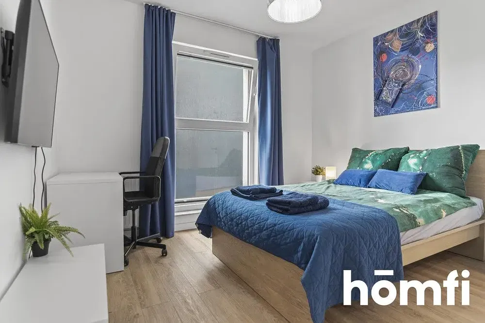 Keuken; keukenapparatuur, houten vloer, natuurlijk licht, moderne stijl