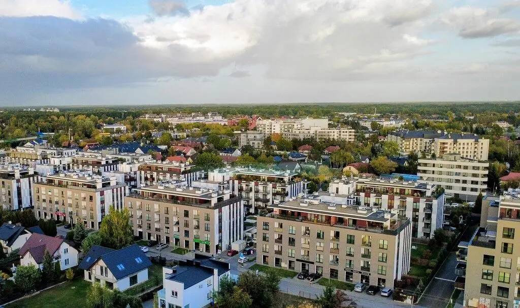 Kuchyně; kuchyňské spotřebiče, dřevěná podlaha, přirozené světlo, moderní styl