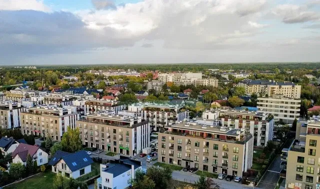 Kuchyně; kuchyňské spotřebiče, dřevěná podlaha, přirozené světlo, moderní styl