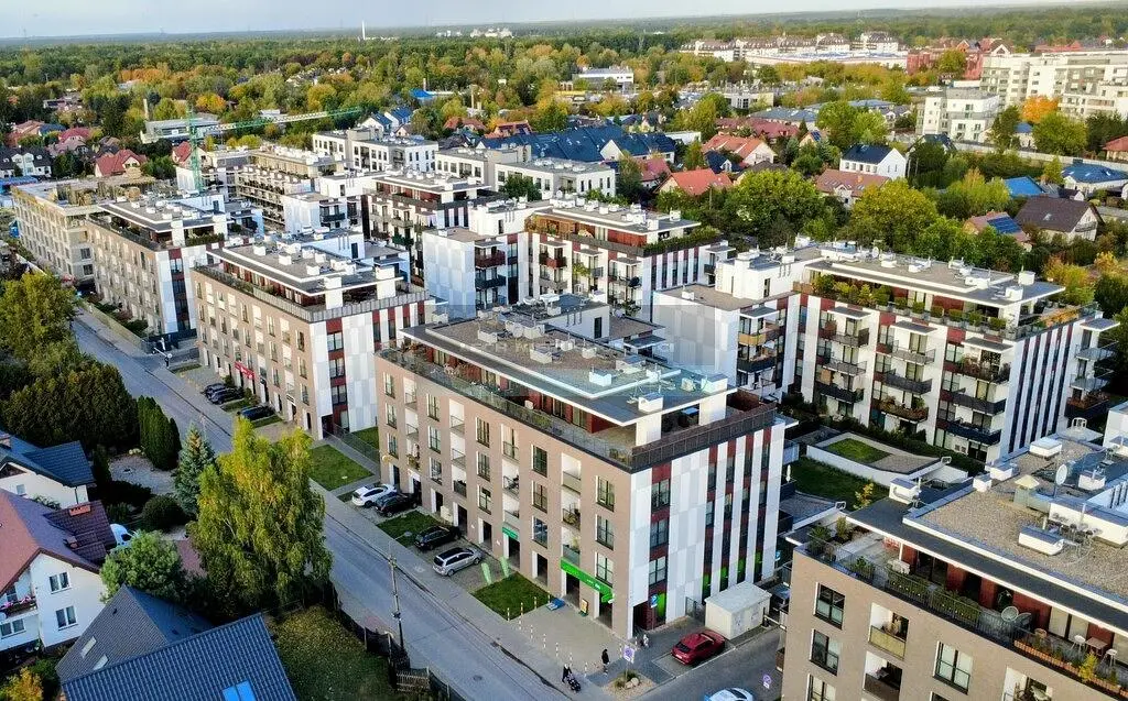 Kuchyně; kuchyňské spotřebiče, dřevěná podlaha, přirozené světlo, moderní styl