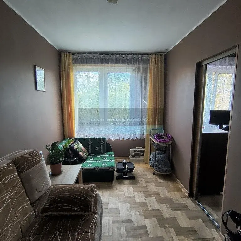 Kuhinja; kućanski aparati, drveni pod, prirodna svjetlost, moderan stil