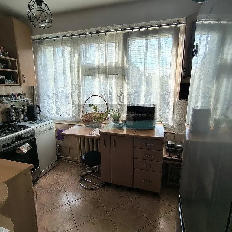 Kuhinja; kućanski aparati, drveni pod, prirodna svjetlost, moderan stil