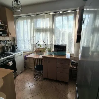 Kuhinja; kućanski aparati, drveni pod, prirodna svjetlost, moderan stil