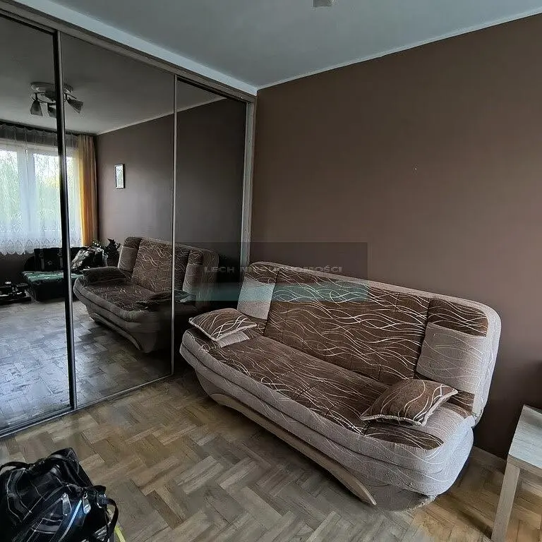 Kuhinja; kućanski aparati, drveni pod, prirodna svjetlost, moderan stil