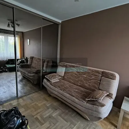 Kuhinja; kućanski aparati, drveni pod, prirodna svjetlost, moderan stil