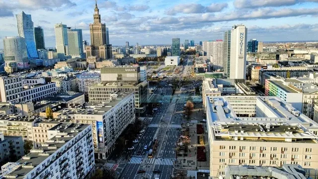 Кухиња; кухињски апарати, дрвени под, природно светло, модерни стил