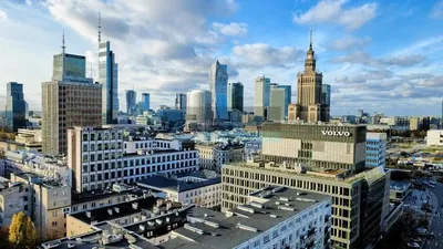 Kuchyně; kuchyňské spotřebiče, dřevěná podlaha, přirozené světlo, moderní styl