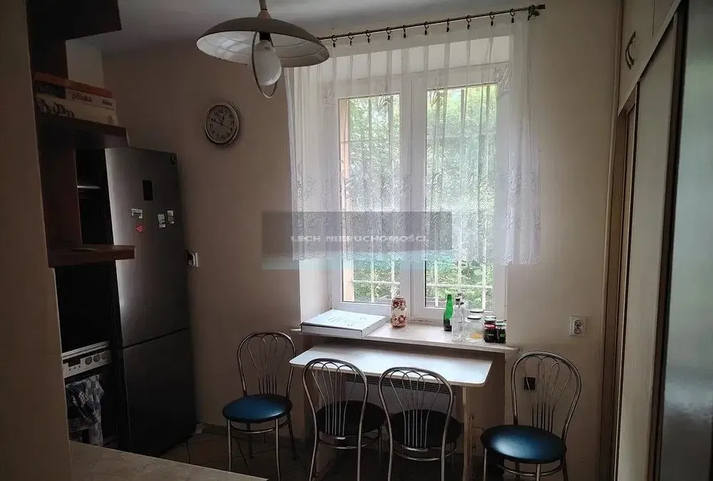 Kuhinja; kućanski aparati, drveni pod, prirodna svjetlost, moderan stil