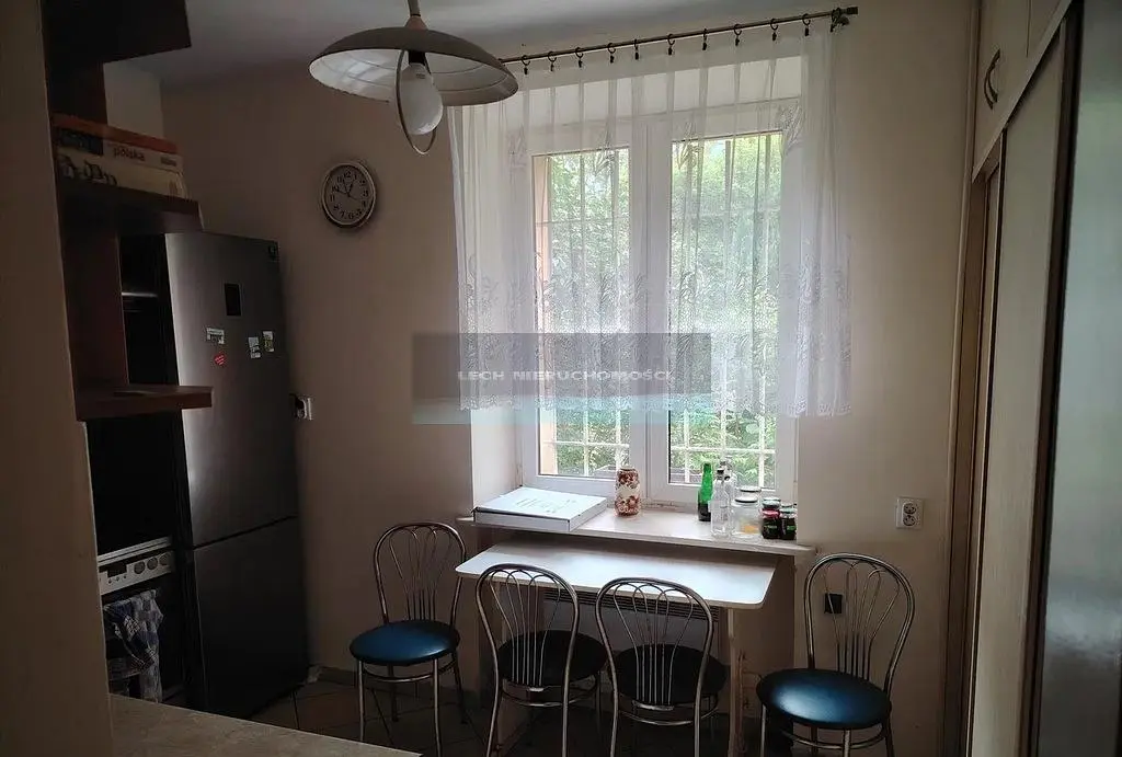 Küche; küchengeräte, holzboden, tageslicht, moderner stil