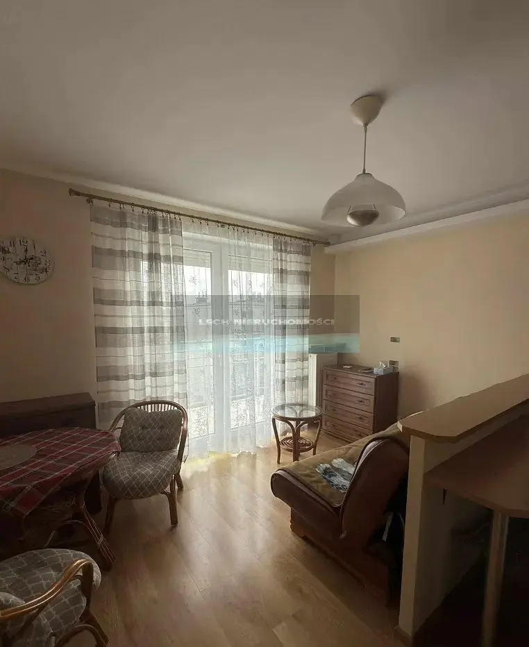 Kuhinja; kućanski aparati, drveni pod, prirodna svjetlost, moderan stil