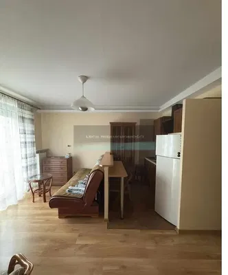 Kuhinja; kućanski aparati, drveni pod, prirodna svjetlost, moderan stil