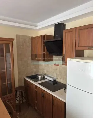 Kuhinja; kućanski aparati, drveni pod, prirodna svjetlost, moderan stil