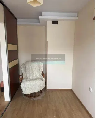 Kuhinja; kućanski aparati, drveni pod, prirodna svjetlost, moderan stil