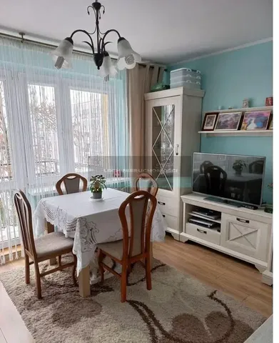 Kuchyně; kuchyňské spotřebiče, dřevěná podlaha, přirozené světlo, moderní styl