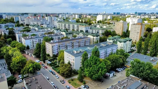 Kuchyně; kuchyňské spotřebiče, dřevěná podlaha, přirozené světlo, moderní styl