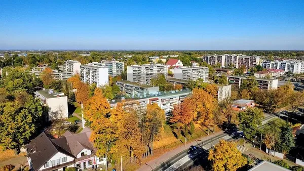 Kuhinja; kućanski aparati, drveni pod, prirodna svjetlost, moderan stil