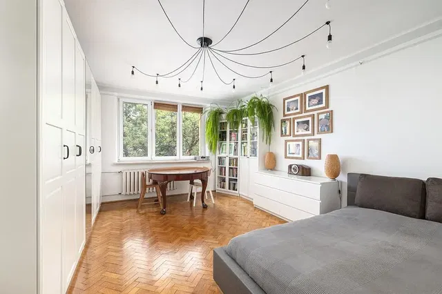 Kuchyně; kuchyňské spotřebiče, dřevěná podlaha, přirozené světlo, moderní styl