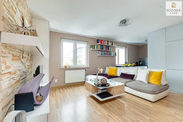 Kuchyně; kuchyňské spotřebiče, dřevěná podlaha, přirozené světlo, moderní styl