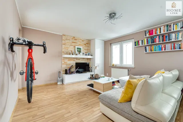 Kuchyně; kuchyňské spotřebiče, dřevěná podlaha, přirozené světlo, moderní styl