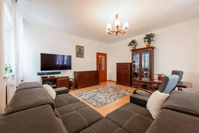 Kuchyně; kuchyňské spotřebiče, dřevěná podlaha, přirozené světlo, moderní styl