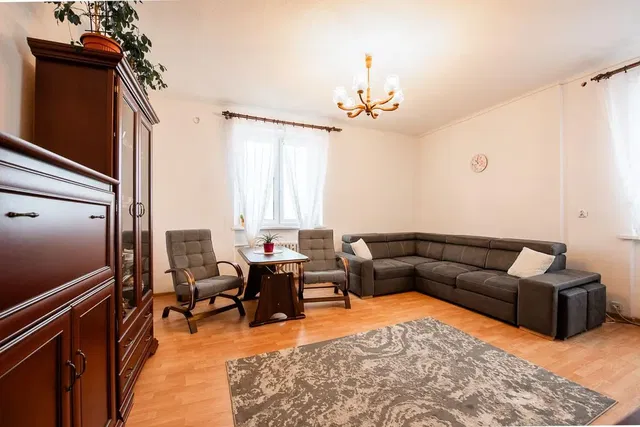 Kuchyně; kuchyňské spotřebiče, dřevěná podlaha, přirozené světlo, moderní styl