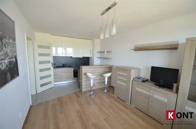 Mutfak; mutfak aletleri, ahşap zemin, doğal ışık, modern stil