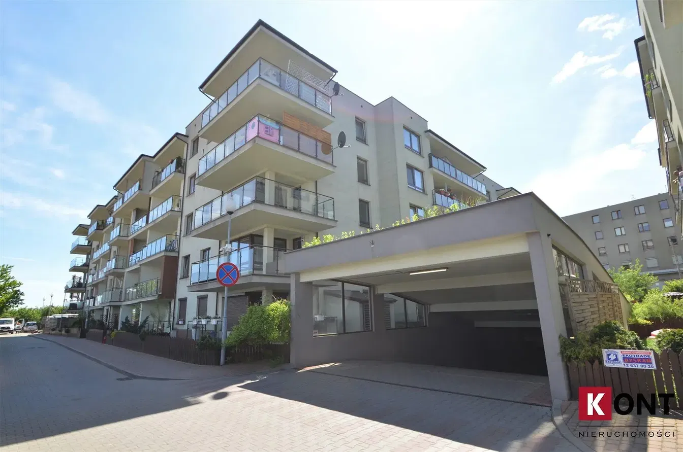 Mutfak; mutfak aletleri, ahşap zemin, doğal ışık, modern stil