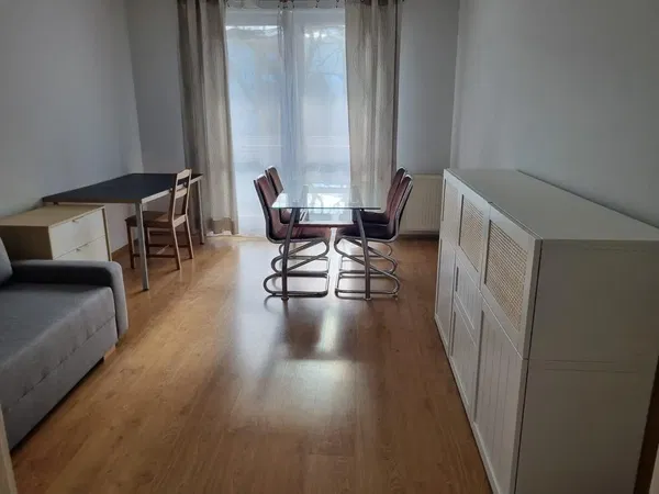 Mutfak; mutfak aletleri, ahşap zemin, doğal ışık, modern stil